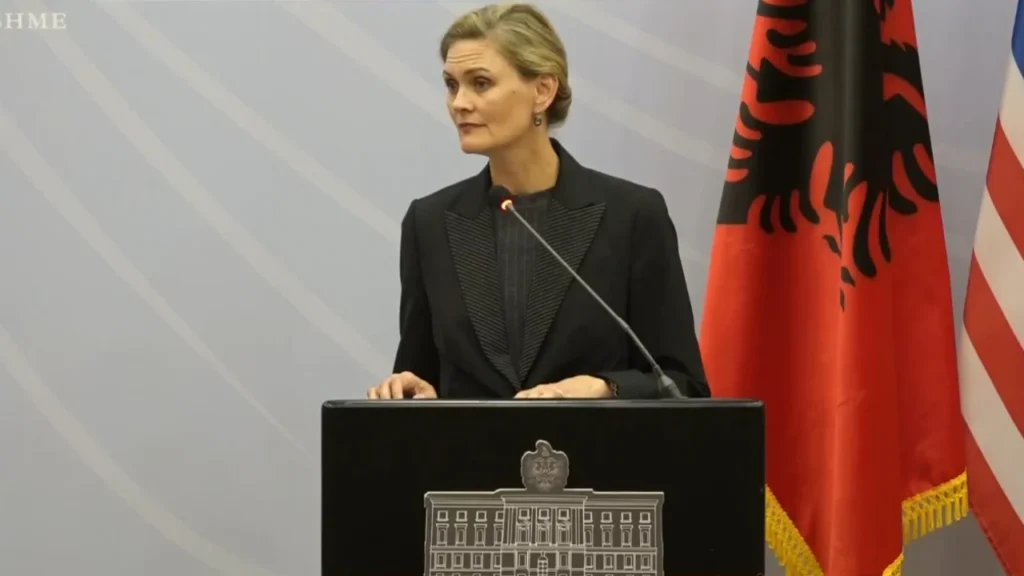 Masakra me katër të vrarë në Shkodër, diplomatja e ambasadës së SHBA në Tiranë: Kalimtarë të pafajshëm humbën jetën, kosto e krimit s’është vetëm humbje në të ardhura