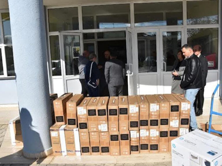 REDAKT.Kompletohen-kabinetet-e-informatikes-ne-gjimnazin-e-Dibress.jpg