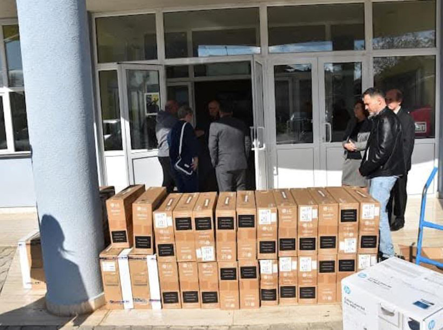 REDAKT.Kompletohen-kabinetet-e-informatikes-ne-gjimnazin-e-Dibress.jpg