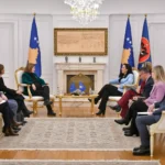 Presidentja-Osmani-priti-ne-takim-ekipin-e-Misionit-Vezhgues-te-Zgjedhjeve-te-Bashkimit-Evropian-1.w.webp