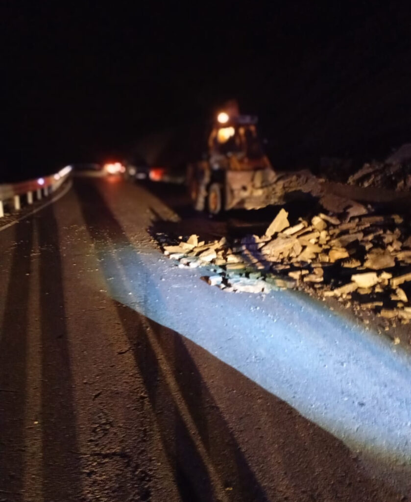 Rrëshqitje shkëmbore në aksin Qeparo-Kuç, rruga pjesërisht e bllokuar
