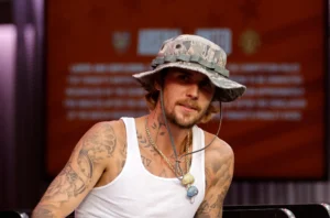 17ST-BIEBER-PAPARAZZI-superJumbo.webp.webp