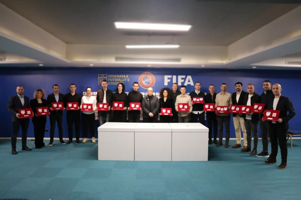 Gjyqtarët dhe asistentët që pranuan stemën e FIFA-s nga FFK sot