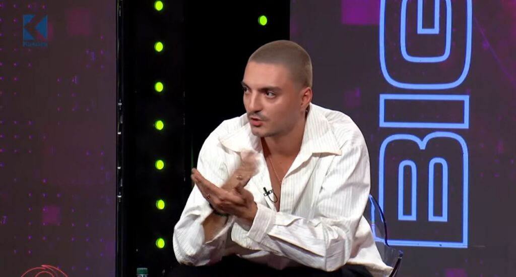 E ka mbyllur derën, unë ia kam vendos çelësin