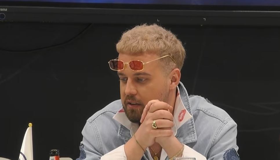 “E vlerësoj shumë që i pëlqen humori im”, Kushtrimi flet për ‘pëlqimin’ ndaj Aurorës