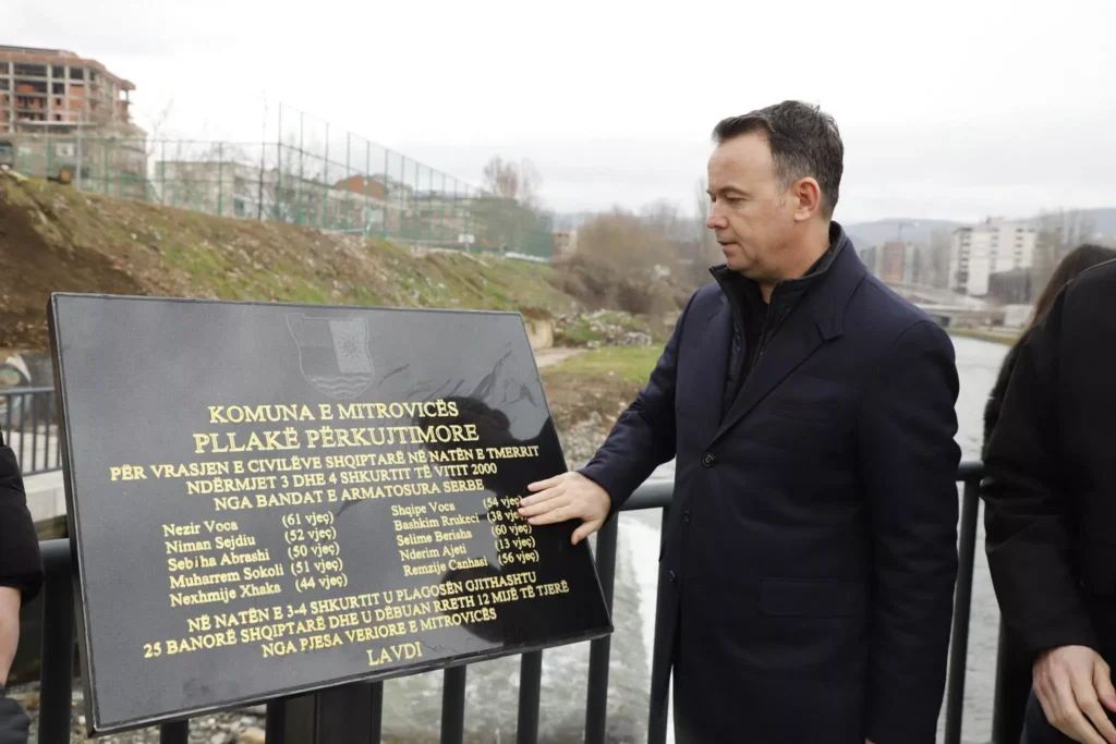 Peci përuron pllakën përkujtimore për 10 shqiptarët e vrarë në Natën e Tmerrit në Mitrovicë