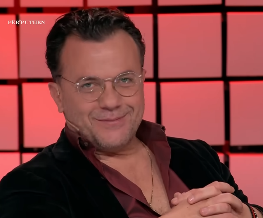 Puthi në buzë konkurrenten e Përputhen, vjen reagimi i parë i Laert Vasilit