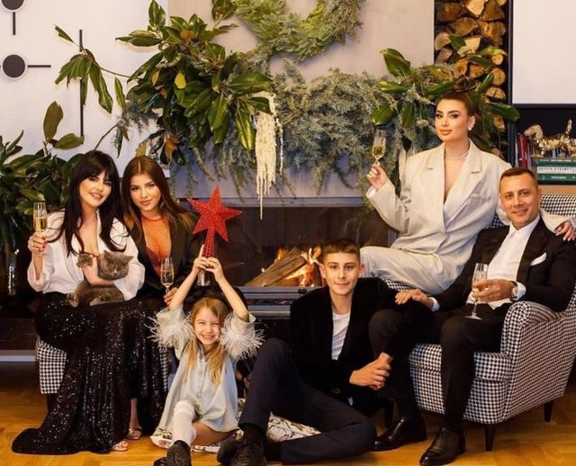 Po na ndan nga i vetmi prind që kemi, roje porte në shtëpi!