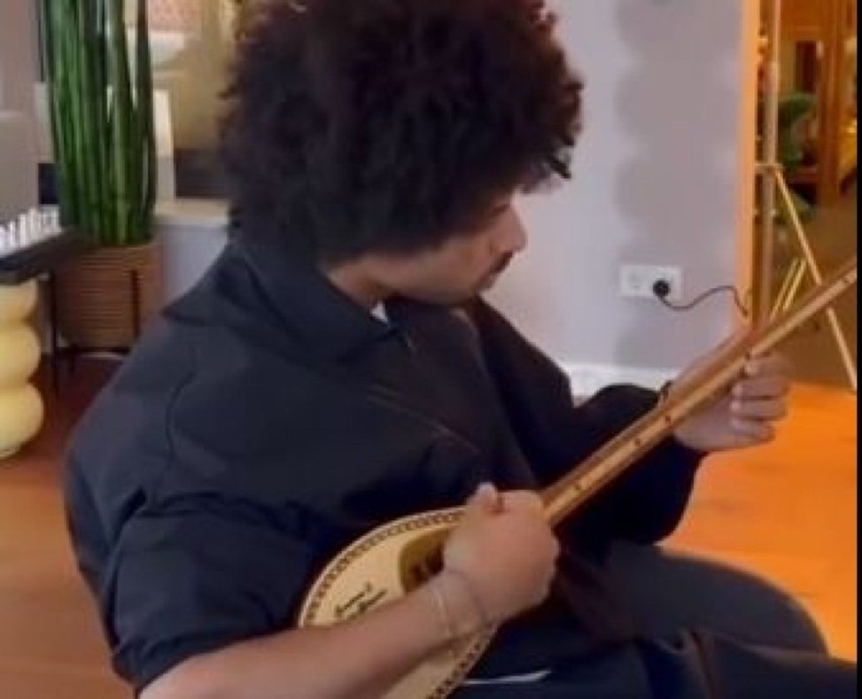 Futbollisti i njohur gjerman i bie çiftelisë dhe me shqiponjën dykrenare! Serbët e kanë halë në sy