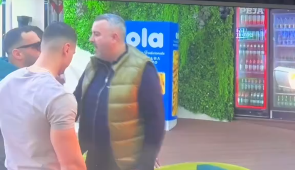 Tjetër situatë e rëndë/ Stenaldo pështyn Rogertin në fytyrë pasi i tha se “e ka mallkuar Zoti” për verbërinë (Video)