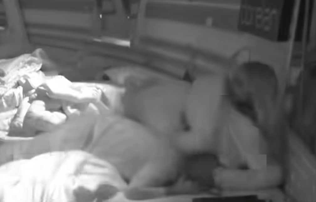 Artani i zë krevatin Brikenës, ajo shpërthen në lot