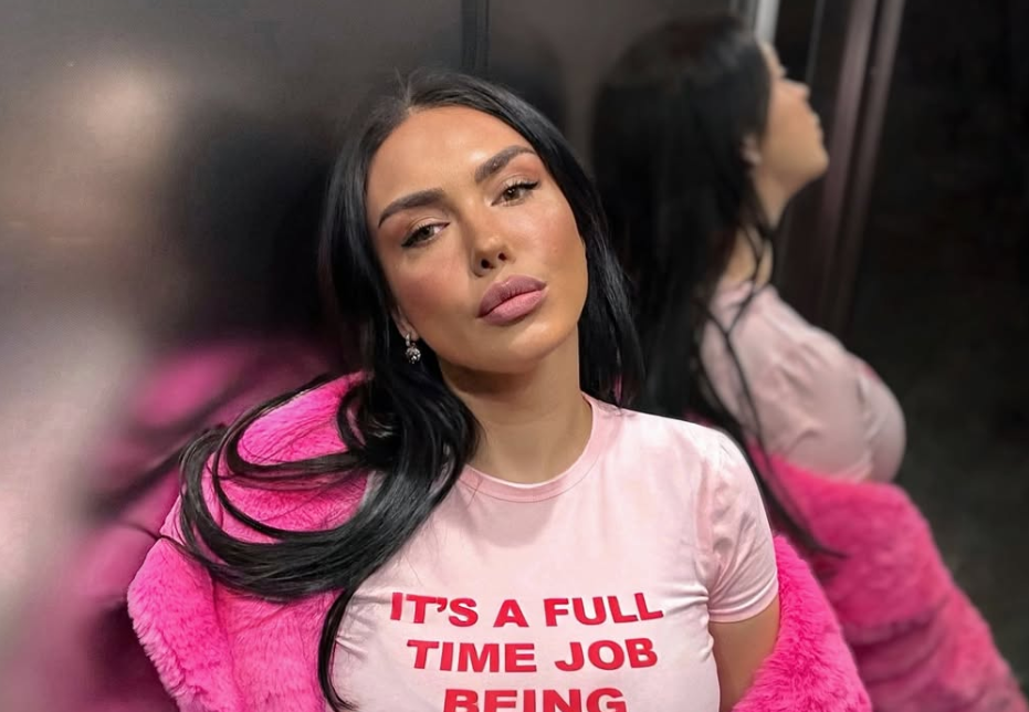 Ndjekësi i shkruan mesazh ofendues për pamjen, Einxhel Shkira nuk ia kursen një përgjigje