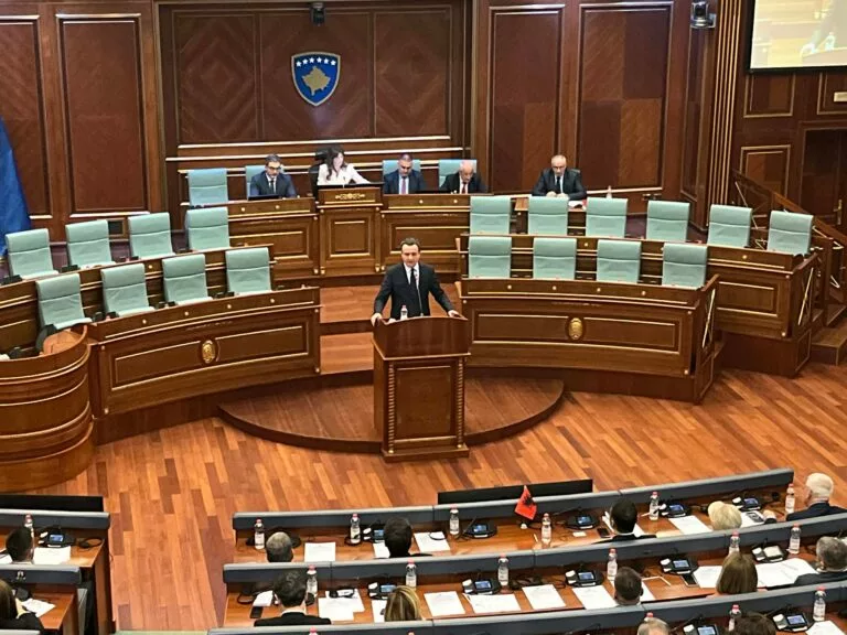 Kurti si mandatar për kryeministër: Barazimi mes drejtuesve të UÇK-së dhe një regjimi gjenocidal është i paqëndrueshëm