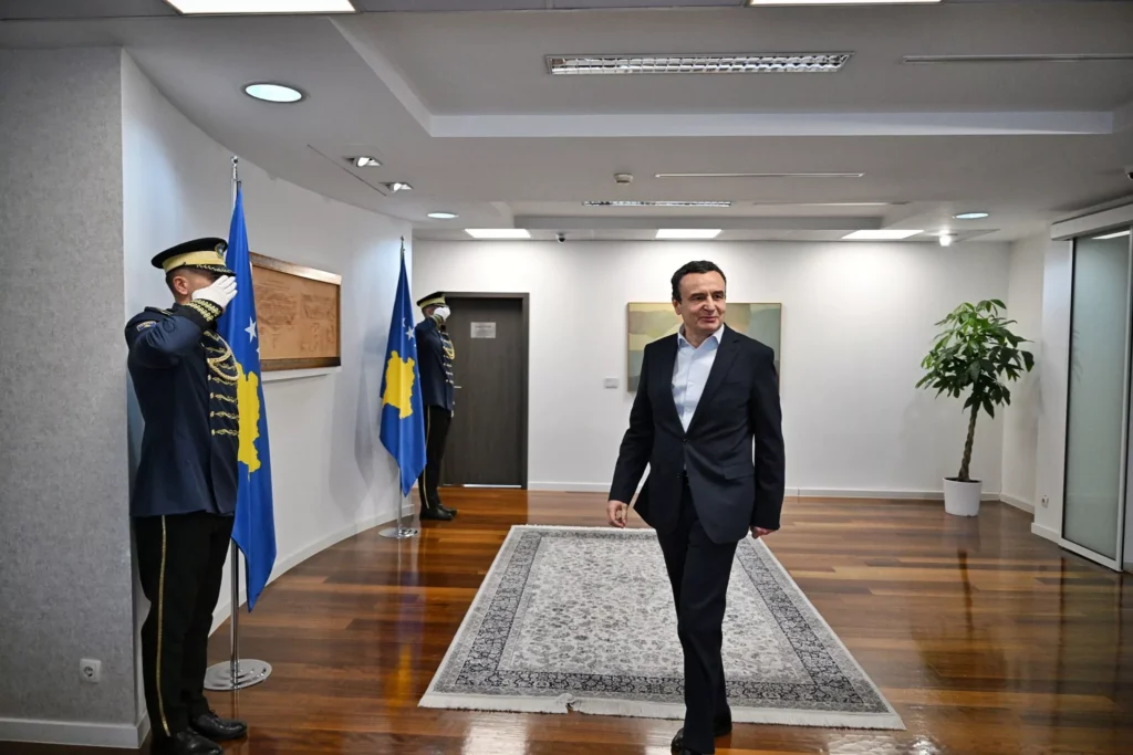 Kurti: Shërbimi ndaj Republikës dhe qytetarëve, me punë e zell, nder e përkushtim, është privilegji më i madh që do ta kemi secili prej nesh