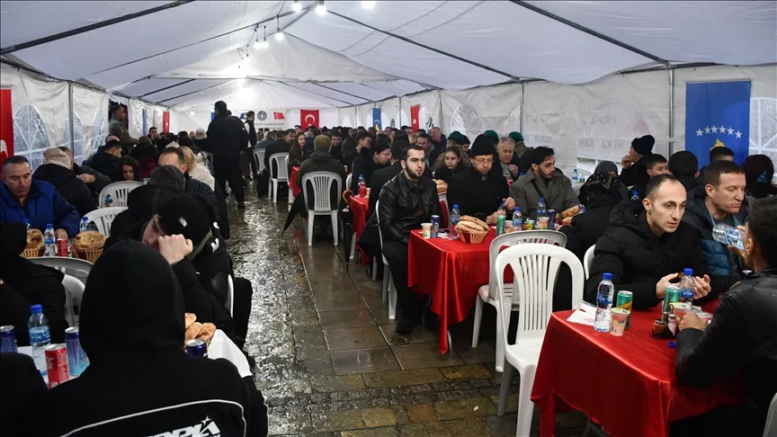 Ushtarët turq të KFOR-it shtrojnë iftar për 250 persona në Prizren