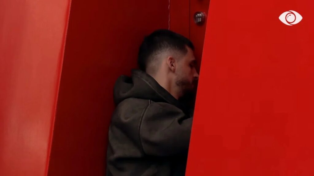 Gimbo shpërthen në lot teksa dëgjohet kënga e kushtuar NANËS