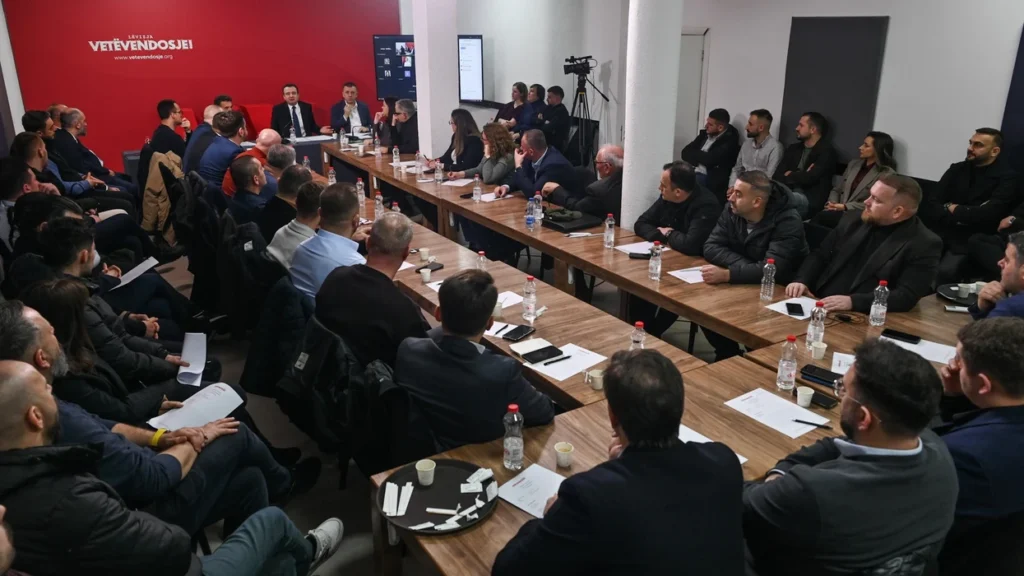 Kurti mbledh drejtuesit e qendrave të LVV-së, diskutohet për situatën aktuale politike në vend