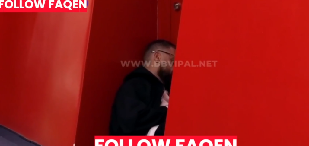 Selin dhe Gimbo të izoluar në dhomë, Miri qëndron te dera