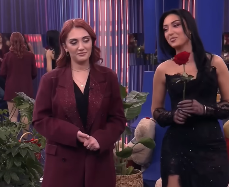 VIDEO/ Motra e saj feston ditëlindjen, ja si e uron Stelina: Këtë vit i kam treguar gjithë Shqipërisë…