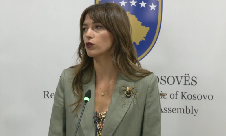 “Bllokadat nuk prodhojnë të mira”, kryeparlamentarja thirrje partive politike